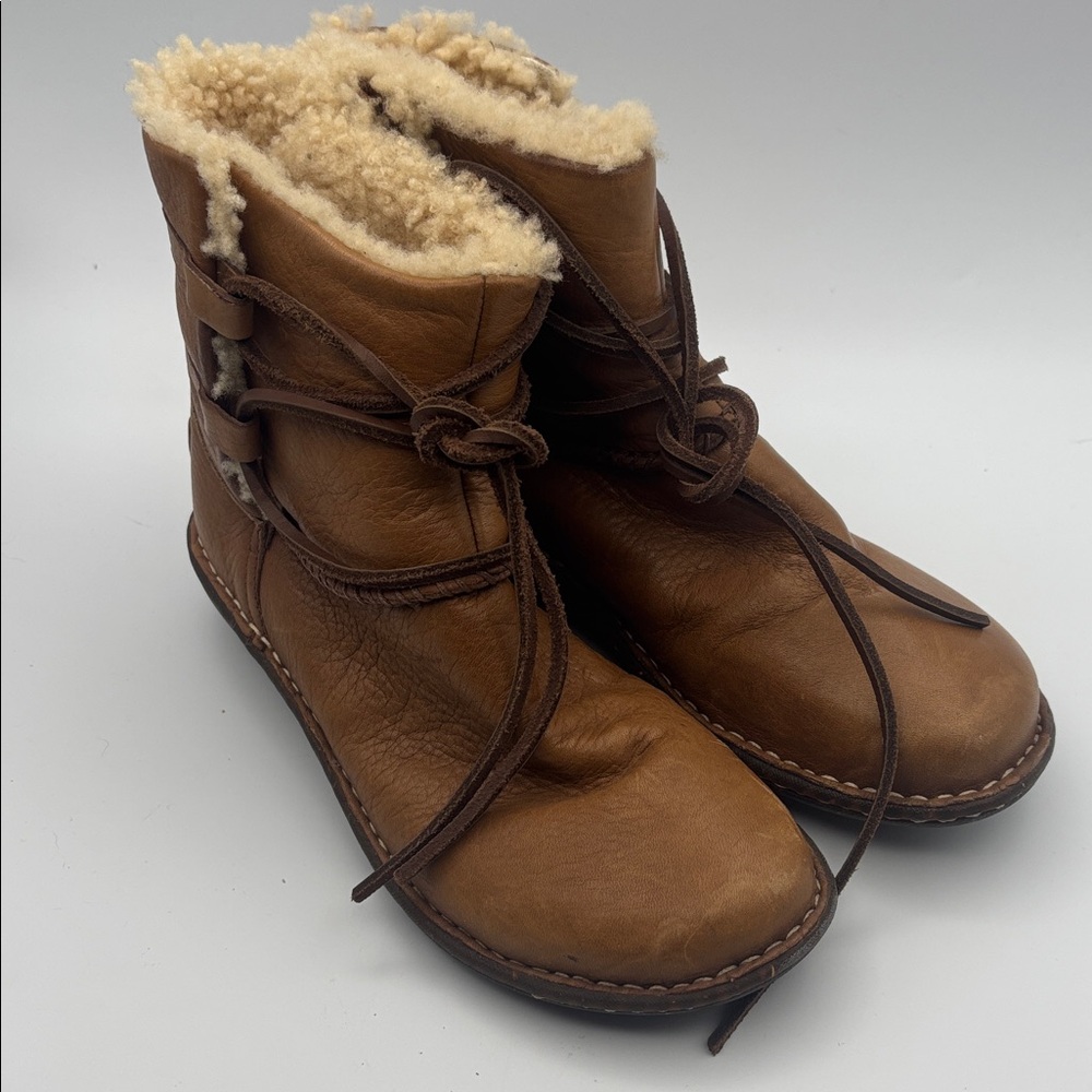UGG Caspia Women's Tan Leather and Sheepskin Lined Winter Boots, Size 7